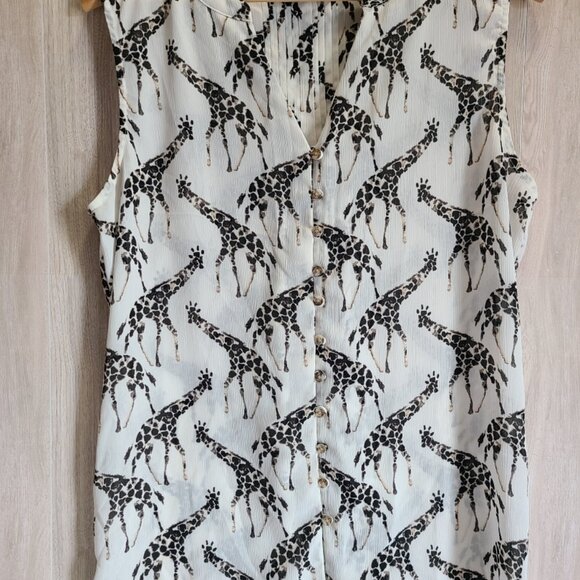 Croft & Barrow Giraffe Print Sleeveless Top Medium | V-Neck Button Blouse - Picture 1 of 5